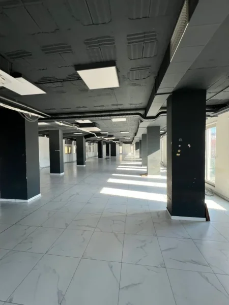 Tirane, jepet me qera zyre Kati 1, 1.077 m² 15.000 € (ZOGU I ZI)