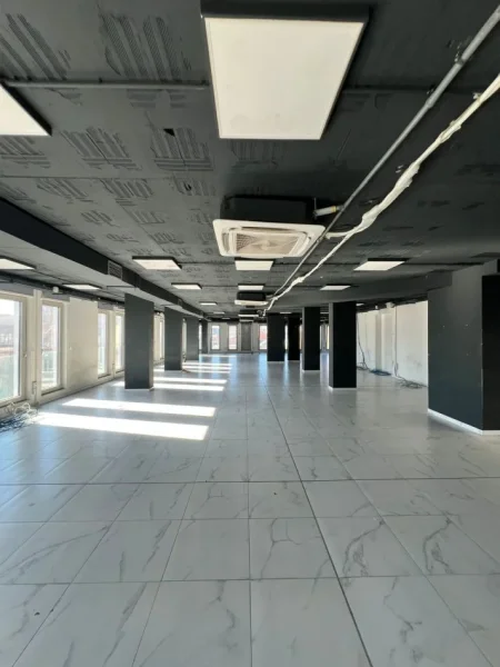 Tirane, jepet me qera zyre Kati 1, 1.077 m² 15.000 € (ZOGU I ZI)