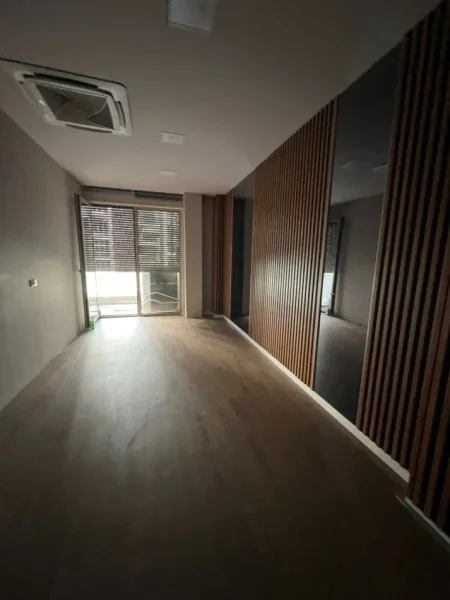 Tirane, jepet me qera zyre Kati 1, 1.077 m² 15.000 € (ZOGU I ZI)