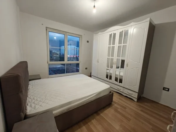 Tirane, shitet apartament 2+1 Kati 3, (Porcelan)