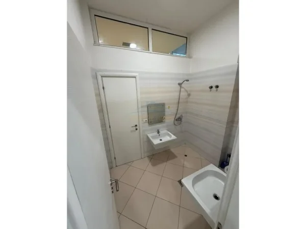 Tirane, jepet me qera ambjent biznesi Kati 0, 90 m² 1.500 € (Xhanfize Keko)