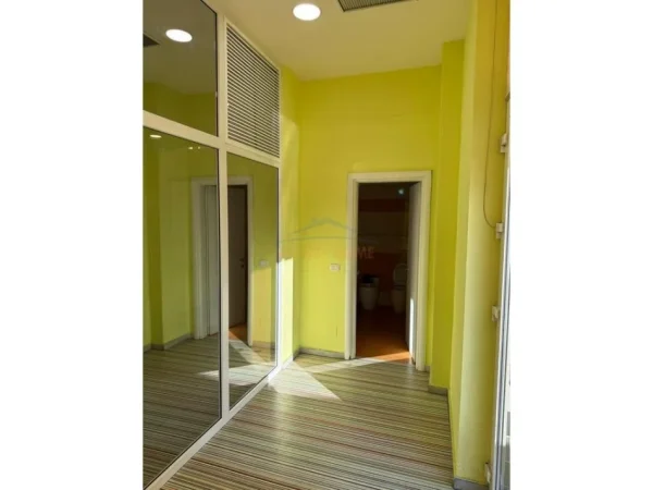 Tirane, jepet me qera ambjent biznesi Kati 0, 90 m² 1.500 € (Xhanfize Keko)