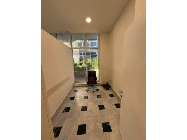 Tirane, jepet me qera ambjent biznesi Kati 0, 90 m² 1.500 € (Xhanfize Keko)