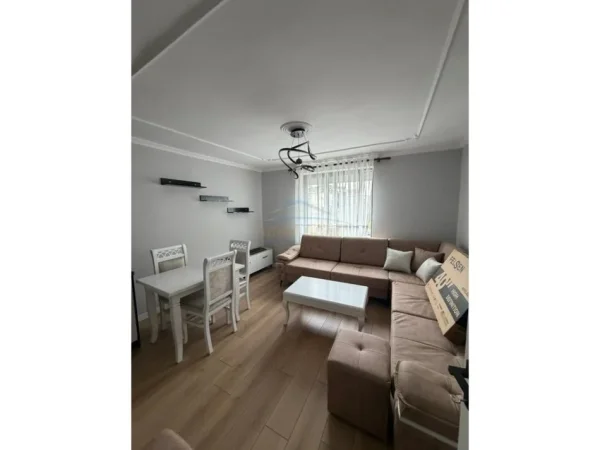 Tirane, jepet me qera apartament 1+1 Kati 3, 53 m² 600 € (21 DHJETORI)