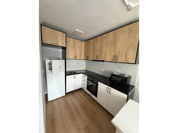 Tirane, jepet me qera apartament 1+1 Kati 3, 53 m² 600 € (21 DHJETORI)