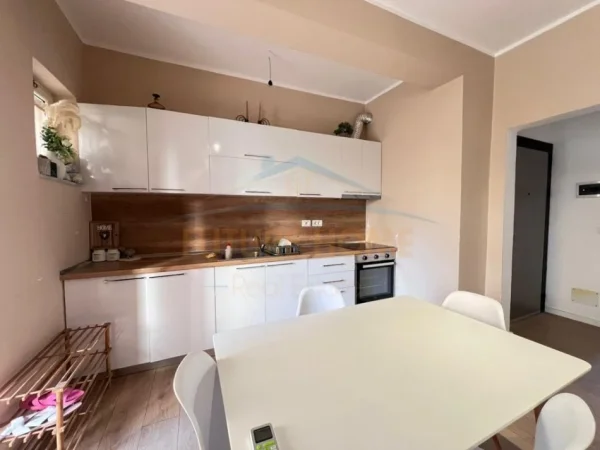 Tirane, shitet apartament 1+1+Ballkon Kati 1, 65 m² 105.000 € (Golem)