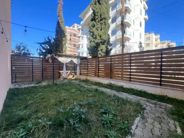Tirane, shitet apartament 1+1+Ballkon Kati 1, 65 m² 105.000 € (Golem)