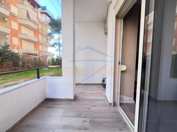 Tirane, shitet apartament 1+1+Ballkon Kati 1, 65 m² 105.000 € (Golem)