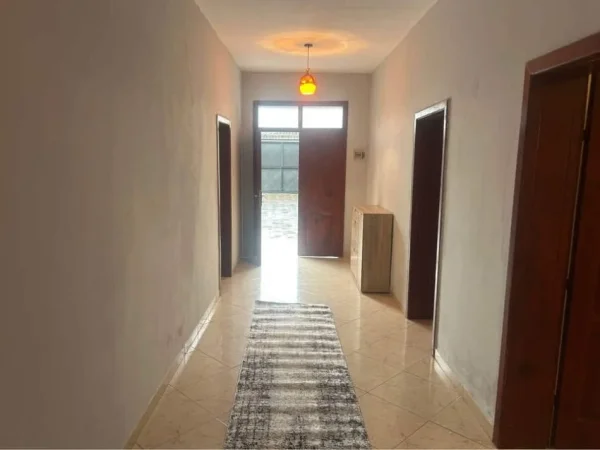 Tirane, jepet me qera Vile 2+1 Kati 1, 100 m² 470 € (Rruga Migjeni)