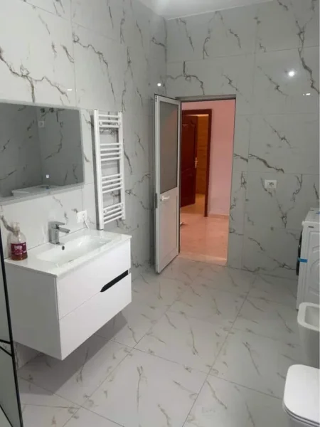 Tirane, jepet me qera Vile 2+1 Kati 1, 100 m² 470 € (Rruga Migjeni)