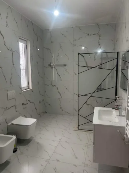 Tirane, jepet me qera Vile 2+1 Kati 1, 100 m² 470 € (Rruga Migjeni)