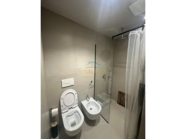Tirane, jepet me qera apartament 1+1 Kati 4, 71 m² 800 € (Komuna e Parisit)