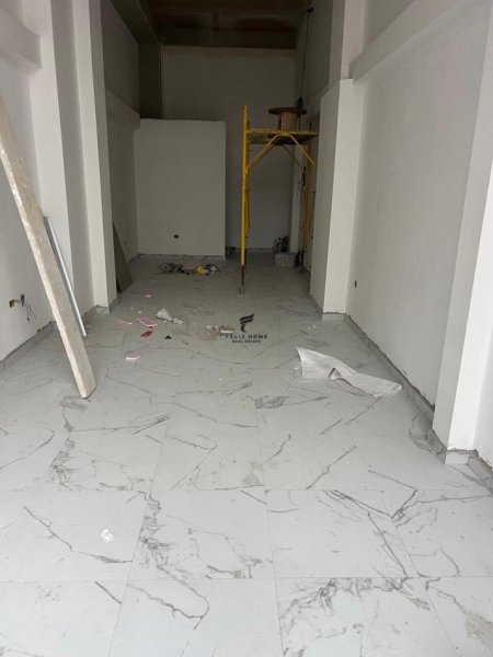 Tirane, jepet me qera dyqan Kati 0, 30 m² 1.500 € (LAPRAKE)