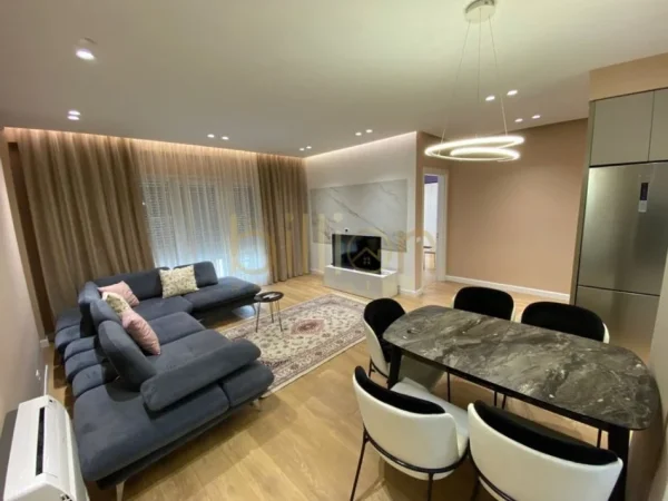 Tirane, jepet me qera 2+1 , 100 m² 800 € (Qender)