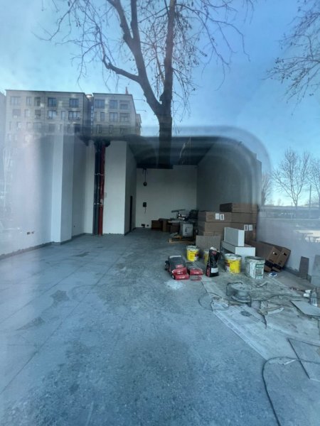 Tirane, jepet me qera dyqan Kati 0, 80 m² 2.000 € (LAPRAKE)