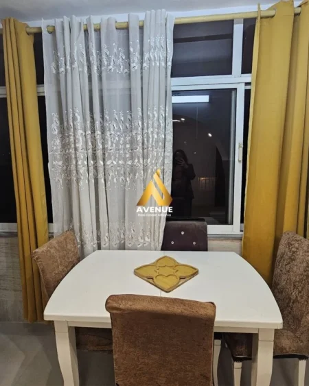 Tirane, jepet me qera apartament 2+1 Kati 4, 460 € (rruga irfan tomini)