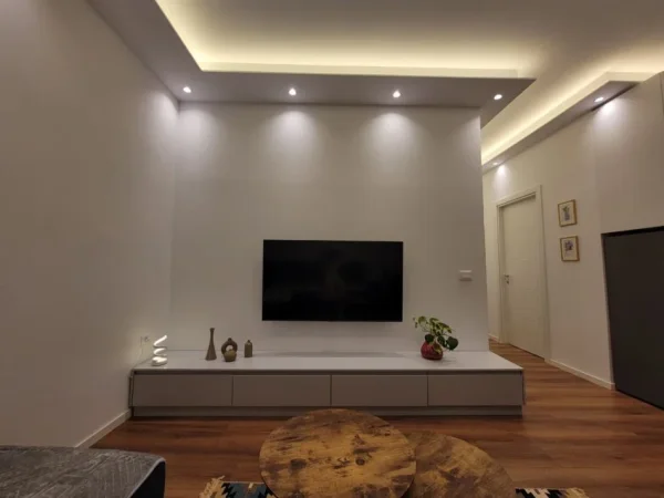 Tirane, jepet me qera 1+1+Ballkon Kati 1, 600 € (Rruga e Durrësit)