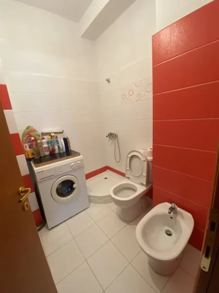 Elbasan, jepet me qera apartament 2+1+Aneks+Ballkon Kati 11, 95 m² 500 € (Elbasan arena)
