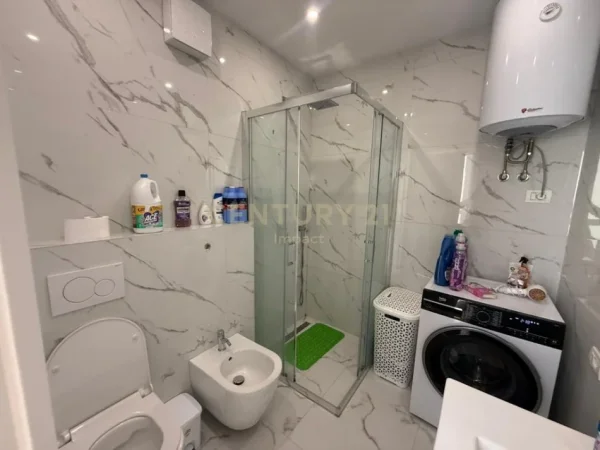 Tirane, jepet me qera apartament 1+1 Kati 3, 65 m² 500 € (laprake)