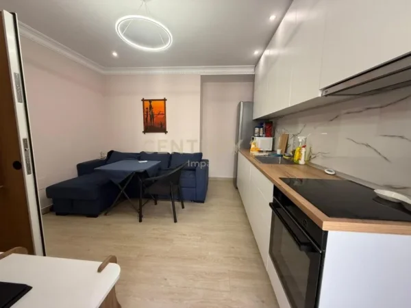 Tirane, jepet me qera apartament 1+1 Kati 3, 65 m² 500 € (laprake)