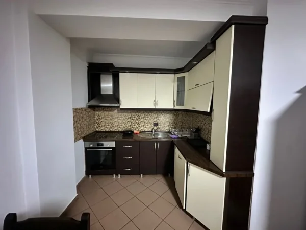 Tirane, jepet me qera apartament 2+1 Kati 2, 85 m² 700 € (Pranë Gardës, Liqeni Artificial, Tiranë)