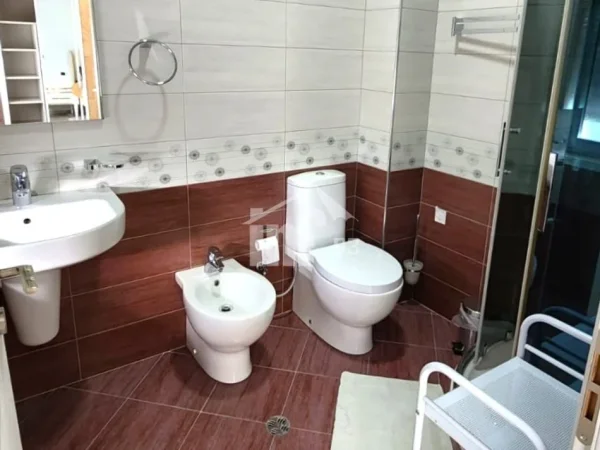 Tirane, jepet me qera apartament 3+1+Ballkon Kati 7, 130 m² 1.500 € (TE KOPSHTI ZOOLOGJIK)