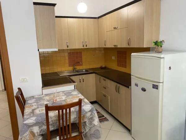 Tirane, jepet me qera apartament 1+1+Aneks+Ballkon Kati 3, 70 m² 500 € (liqeni i thate , kopshti botanil)