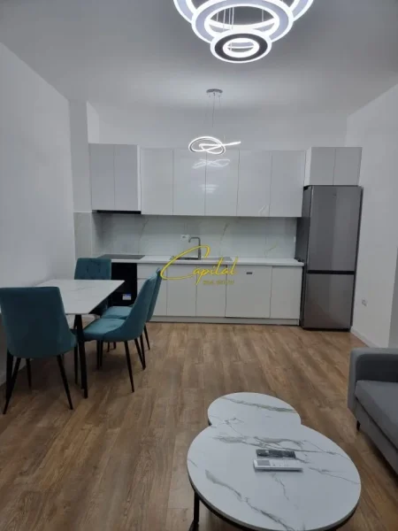 Tirane, jepet me qera apartament 1+1 Kati 4, 50m² 850 € (KOMUNA E PARISIT)