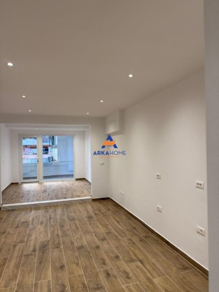 Tirane, jepet me qera ambjent biznesi Kati 2, 60 m² 800 € 