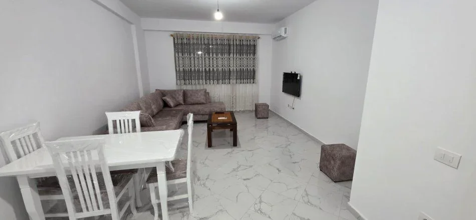 Tirane, jepet me qera apartament 1+1+Ballkon Kati 7, 74 m² 450 € (RRUGA SOKRAT MIHO)