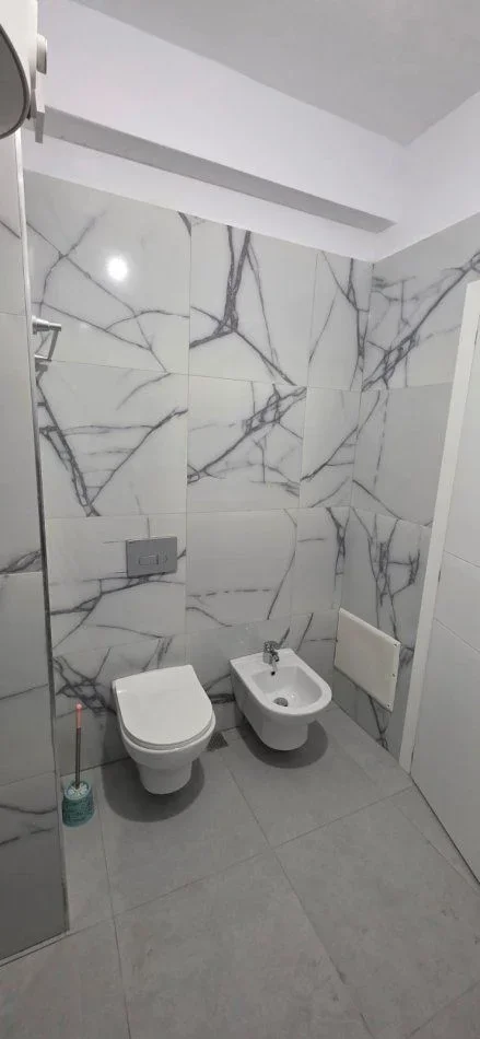 Tirane, jepet me qera apartament 1+1+Ballkon Kati 7, 74 m² 450 € (RRUGA SOKRAT MIHO)