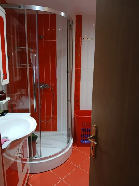 Tirane, jepet me qera apartament 2+1 Kati 4, 100 m² 700 € (RRUGA PETI)