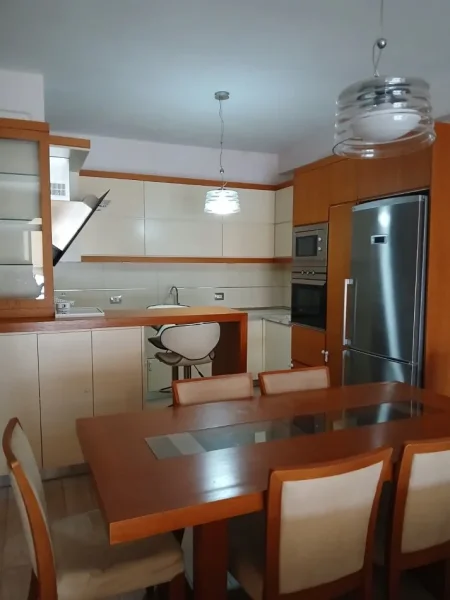 Tirane, jepet me qera apartament 2+1 Kati 4, 100 m² 700 € (RRUGA PETI)