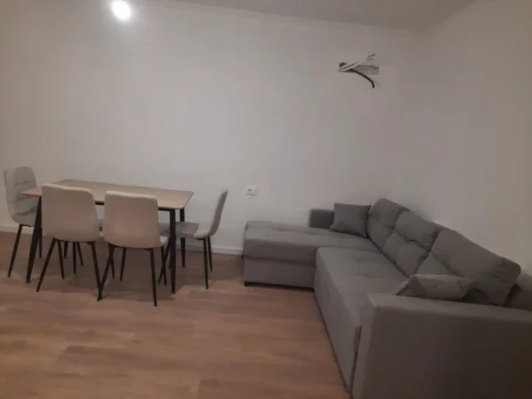 Tirane, jepet me qera apartament 1+1+Ballkon Kati 3, 80 m² 450 € (SHKOZE)