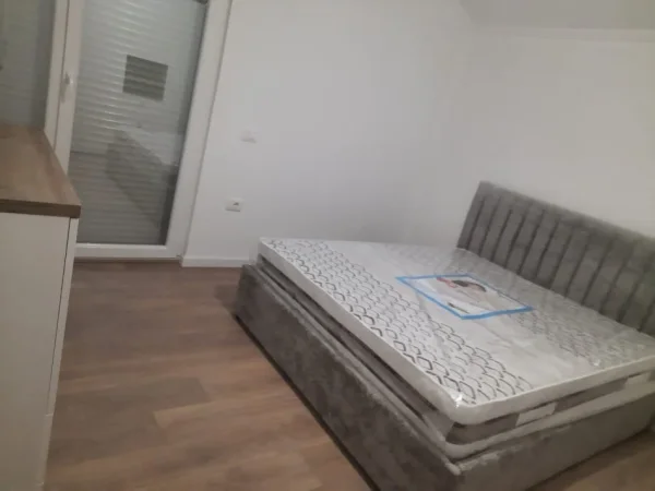 Tirane, jepet me qera apartament 1+1+Ballkon Kati 3, 80 m² 450 € (SHKOZE)