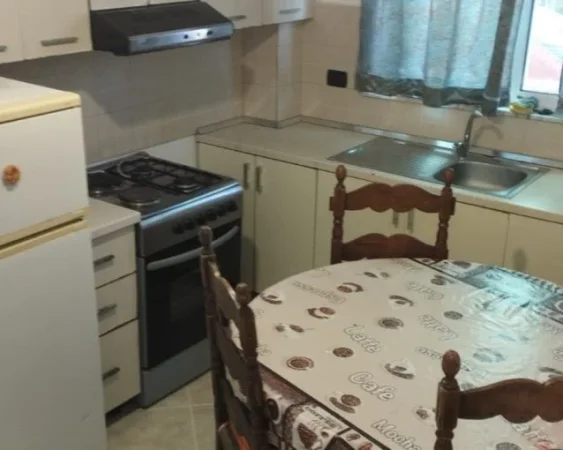 Tirane, jepet me qera apartament 1+1+Aneks+Ballkon Kati 1, 50 m² 350 € (rruga siri kodra)