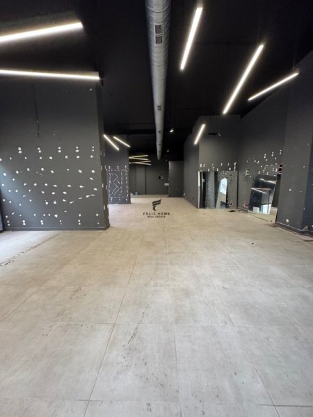 Tirane, jepet me qera zyre Kati 0, 205 m² 3.000 € (QENDER)