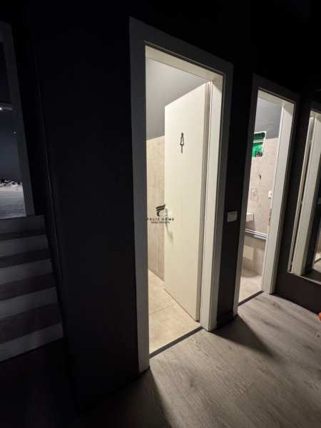 Tirane, jepet me qera zyre Kati 0, 205 m² 3.000 € (QENDER)