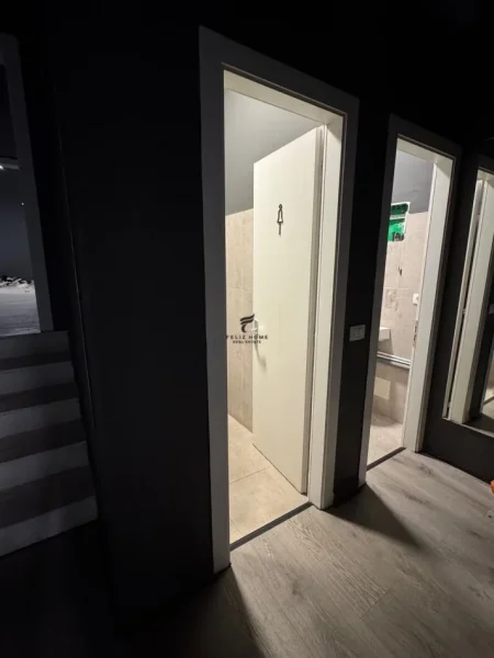 Tirane, jepet me qera zyre Kati 0, 205 m² 3.000 € (QENDER)