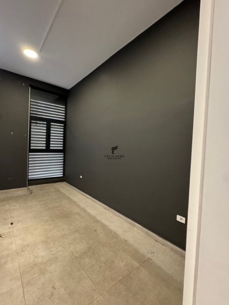 Tirane, jepet me qera zyre Kati 0, 205 m² 3.000 € (QENDER)