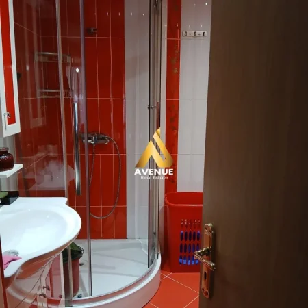 Tirane, jepet me qera apartament 2+1 Kati 4, 700 € Liqeni i Thate Tirane