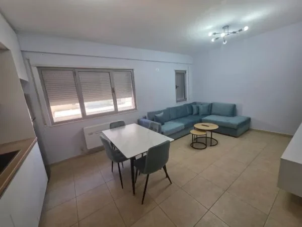 Tirane, jepet me qera apartament 1+1+Aneks+Ballkon Kati 2, 68 m² 500 € (rruga 5 maji)