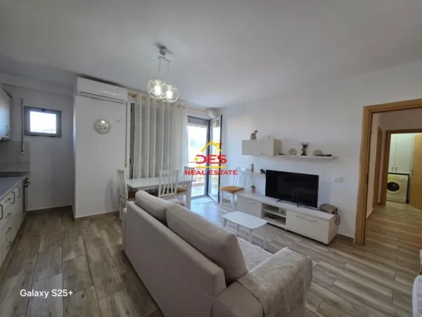 Vlore, jepet me qera apartament 1+1+Ballkon Kati 5, 70 m² 500 € (Ruga Sazani)
