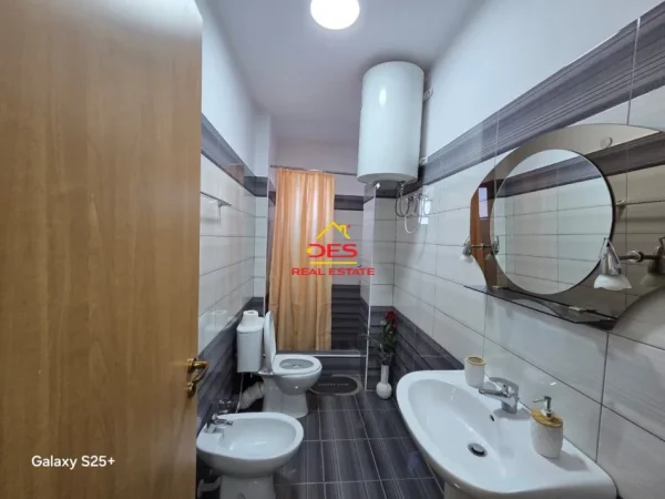 Vlore, jepet me qera apartament 1+1+Ballkon Kati 5, 70 m² 500 € (Ruga Sazani)