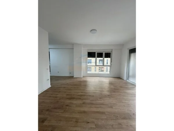 Tirane, jepet me qera apartament 3+1 Kati 2, 142 m² 800 € 