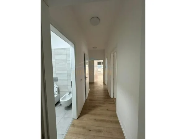Tirane, jepet me qera apartament 3+1 Kati 2, 142 m² 800 € 
