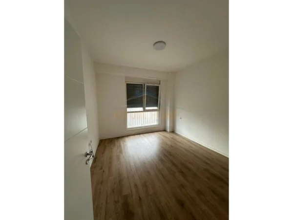 Tirane, jepet me qera apartament 3+1 Kati 2, 142 m² 800 € 