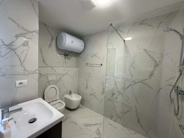 Tirane, jepet me qera apartament 2+1+Ballkon Me Post Parkimi Kati 4, 117 m² 700 € (AKSES TIRANA , DOGANA)