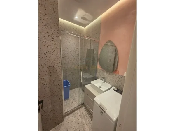 Tirane, jepet me qera apartament 1+1+Ballkon Kati 1, 55 m² 550 € (SELVIA)