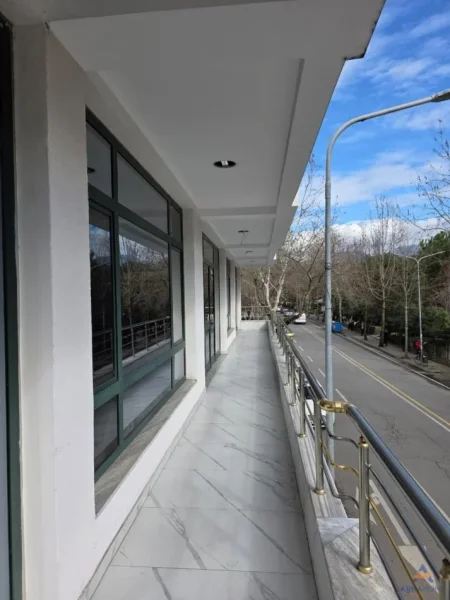 Tirane, jepet me qera ambjent biznesi Kati 1, 165 m² 